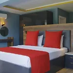 Private Luxury With Large Pool, Jacuzzi And Barbecue In Oeluedeniz * Fethiye