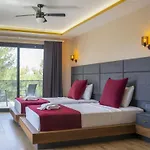 Private Luxury With Large Pool, Jacuzzi And Barbecue In Oeluedeniz Fethiye