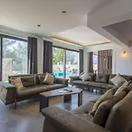 Villa Private Luxury With Large Pool, Jacuzzi And Barbecue In Oeluedeniz Fethiye