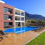 Private Luxury With Large Pool, Jacuzzi And Barbecue In Oeluedeniz