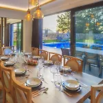 Private Luxury With Large Pool, Jacuzzi And Barbecue In Oeluedeniz Villa Fethiye