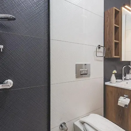 Private Luxury With Large Pool, Jacuzzi And Barbecue In Oeluedeniz Vila