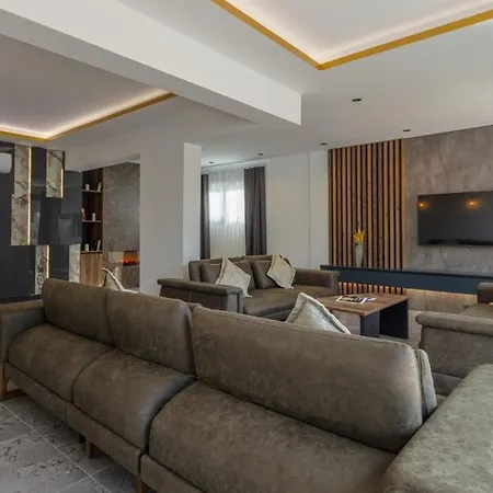 Private Luxury With Large Pool, Jacuzzi And Barbecue In Oeluedeniz Vila *