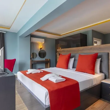 Private Luxury With Large Pool, Jacuzzi And Barbecue In Oeluedeniz Vila