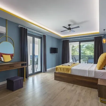 Private Luxury With Large Pool, Jacuzzi And Barbecue In Oeluedeniz *