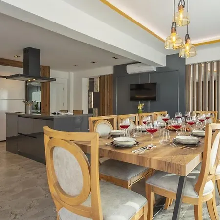 Private Luxury With Large Pool, Jacuzzi And Barbecue In Oeluedeniz *