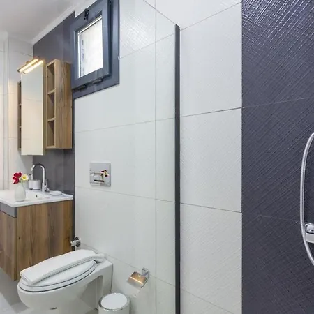 Private Luxury With Large Pool, Jacuzzi And Barbecue In Oeluedeniz