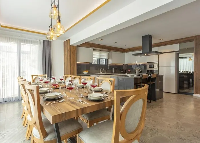 Private Luxury With Large Pool, Jacuzzi And Barbecue In Oeluedeniz Βίλα