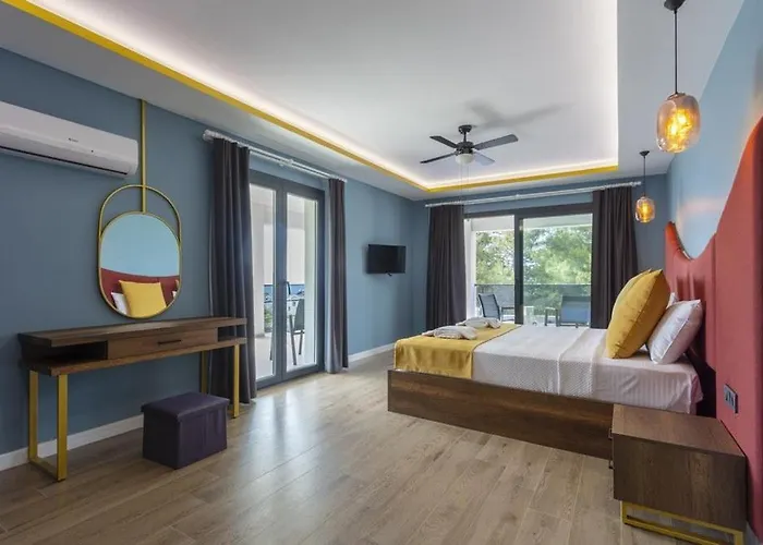 Private Luxury With Large Pool, Jacuzzi And Barbecue In Oeluedeniz *