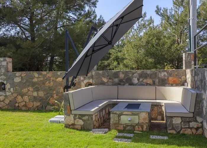 Private Luxury With Large Pool, Jacuzzi And Barbecue In Oeluedeniz *