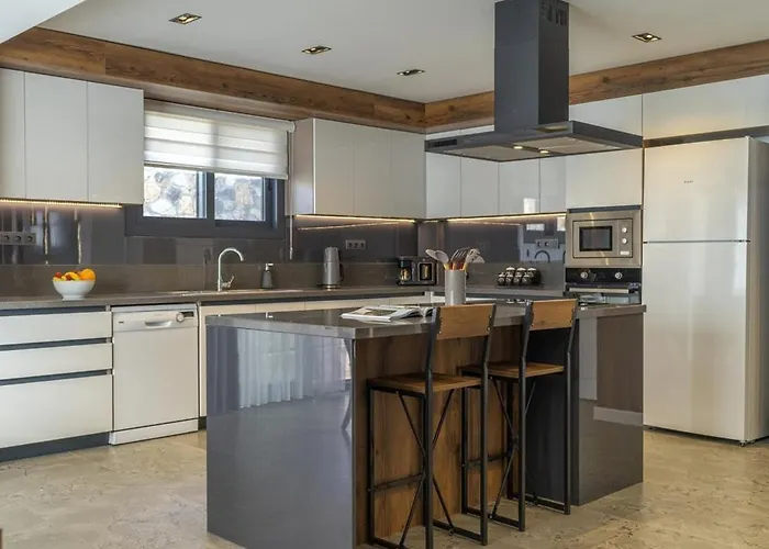 Private Luxury With Large Pool, Jacuzzi And Barbecue In Oeluedeniz *