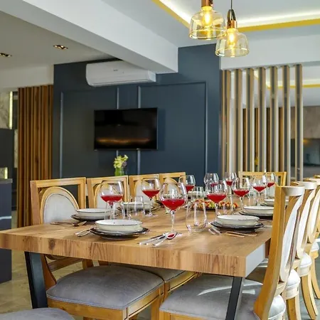 Вилла Private Luxury With Large Pool, Jacuzzi And Barbecue In Oeluedeniz