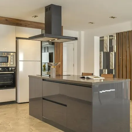 Private Luxury With Large Pool, Jacuzzi&barbecue In ölüdeniz *