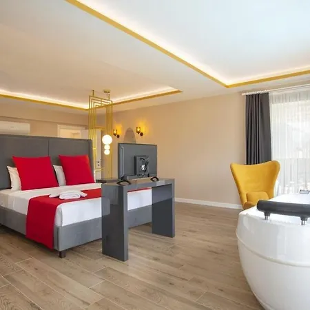 Private Luxury With Large Pool, Jacuzzi And Barbecue In Oeluedeniz *