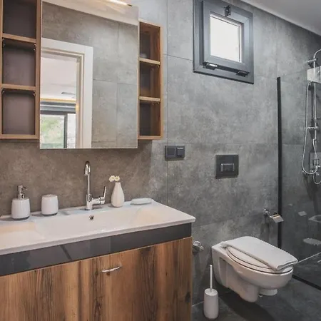 Вилла Private Luxury With Large Pool, Jacuzzi And Barbecue In Oeluedeniz