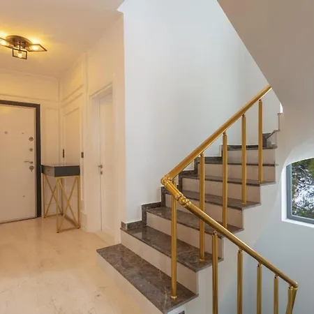 Private Luxury With Large Pool, Jacuzzi And Barbecue In Oeluedeniz