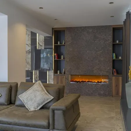 Private Luxury With Large Pool, Jacuzzi And Barbecue In Oeluedeniz Фетхие