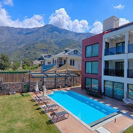 Private Luxury With Large Pool, Jacuzzi And Barbecue In Oeluedeniz Фетхие