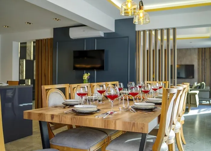 Villa Private Luxury With Large Pool, Jacuzzi And Barbecue In Oeluedeniz