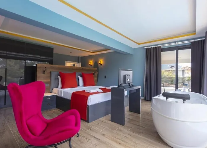 Private Luxury With Large Pool, Jacuzzi And Barbecue In Oeluedeniz Vilă Fethiye