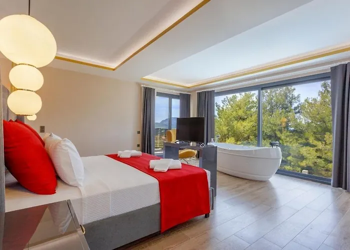 Private Luxury With Large Pool, Jacuzzi And Barbecue In Oeluedeniz Fethiye