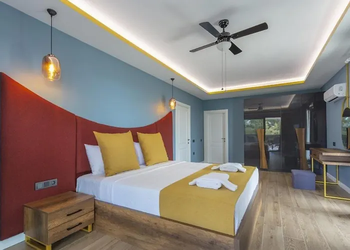 Private Luxury With Large Pool, Jacuzzi And Barbecue In Oeluedeniz Villa Fethiye