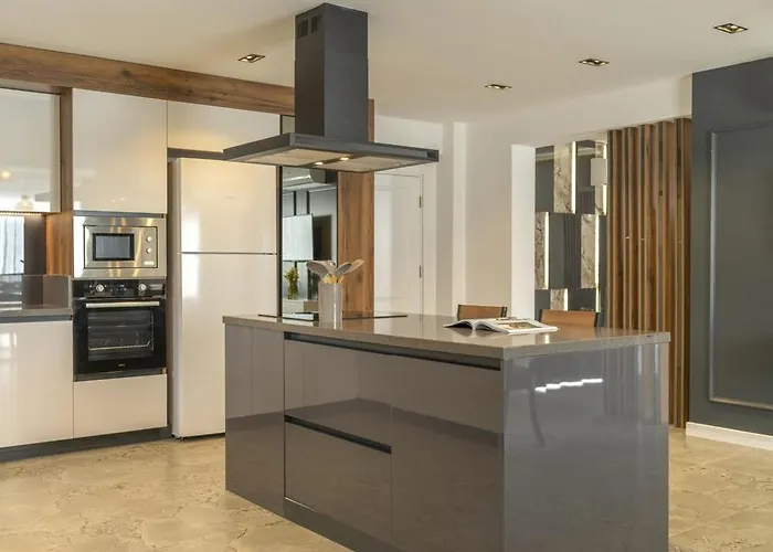 Private Luxury With Large Pool, Jacuzzi And Barbecue In Oeluedeniz *