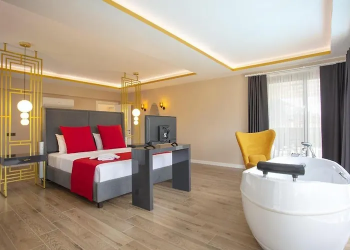 Private Luxury With Large Pool, Jacuzzi And Barbecue In Oeluedeniz *