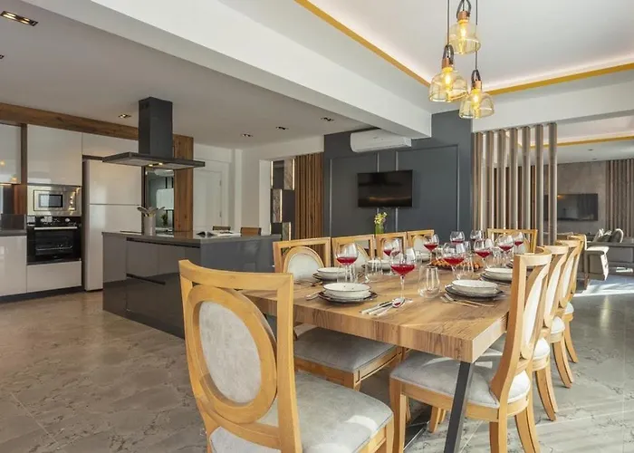 Private Luxury With Large Pool, Jacuzzi And Barbecue In Oeluedeniz *