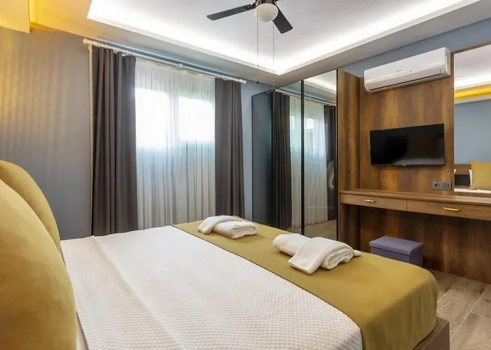 Private Luxury With Large Pool, Jacuzzi And Barbecue In Oeluedeniz * Fethiye