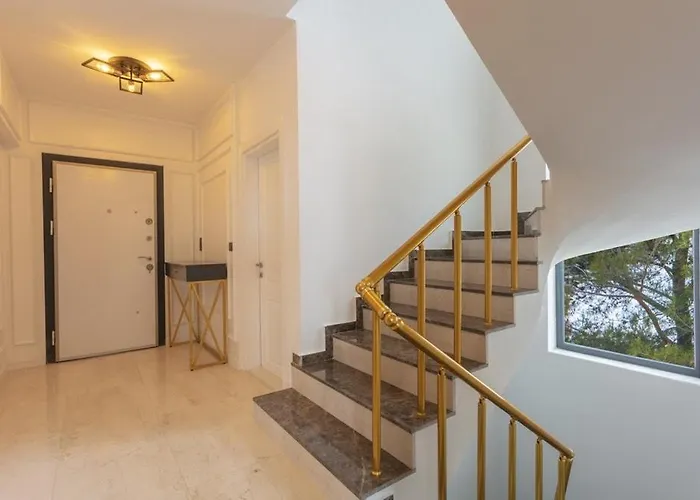 Private Luxury With Large Pool, Jacuzzi And Barbecue In Oeluedeniz