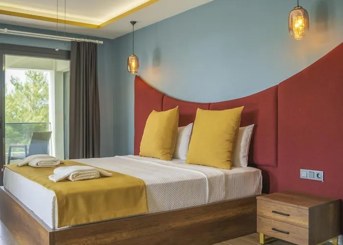 Private Luxury With Large Pool, Jacuzzi And Barbecue In Oeluedeniz Villa Fethiye