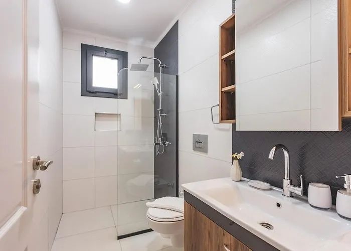 Private Luxury With Large Pool, Jacuzzi And Barbecue In Oeluedeniz *