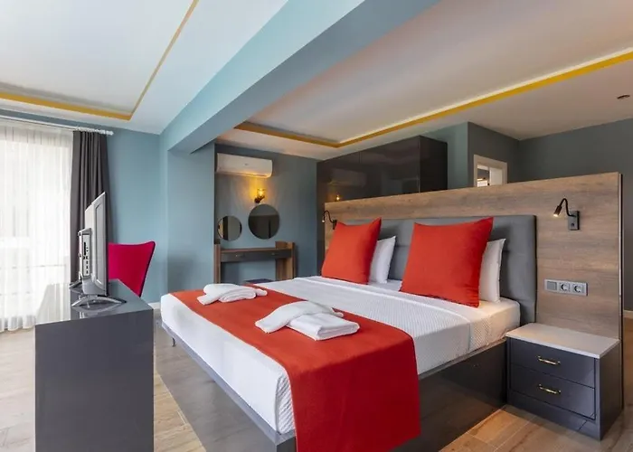 Private Luxury With Large Pool, Jacuzzi And Barbecue In Oeluedeniz Vilă