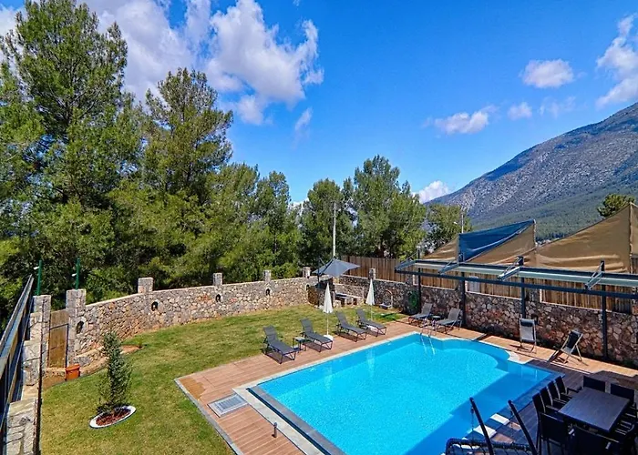 Villa Private Luxury With Large Pool, Jacuzzi And Barbecue In Oeluedeniz