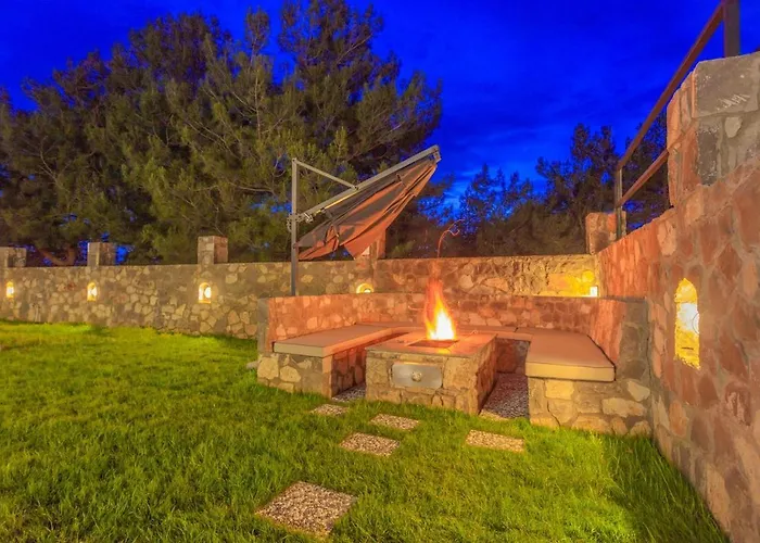 Private Luxury With Large Pool, Jacuzzi And Barbecue In Oeluedeniz Vilă *