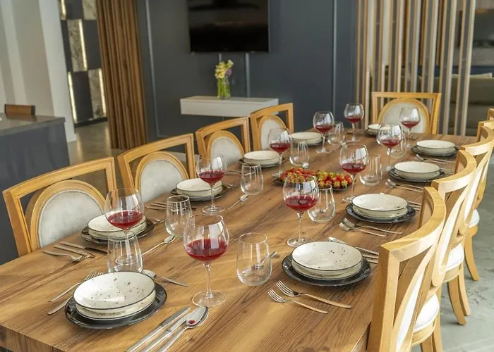 Private Luxury With Large Pool, Jacuzzi And Barbecue In Oeluedeniz *