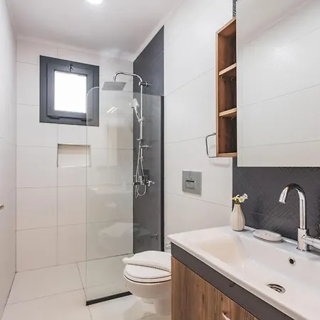 Private Luxury With Large Pool, Jacuzzi And Barbecue In Oeluedeniz *