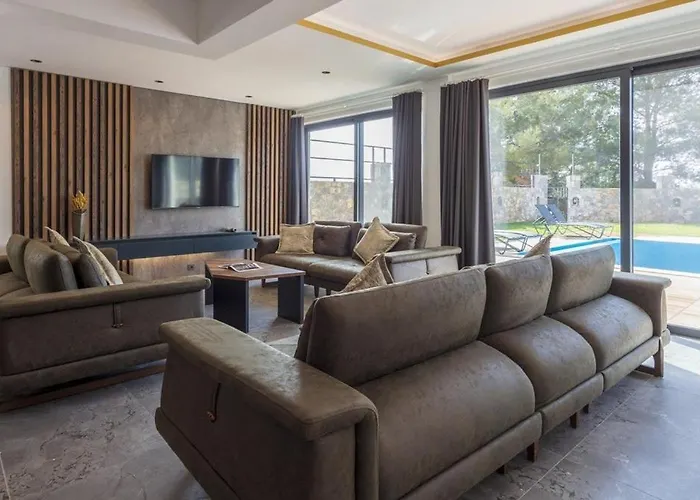 Private Luxury With Large Pool, Jacuzzi And Barbecue In Oeluedeniz Fethiye