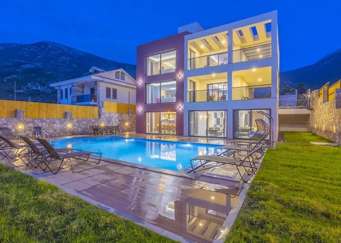 Private Luxury With Large Pool, Jacuzzi And Barbecue In Oeluedeniz Villa